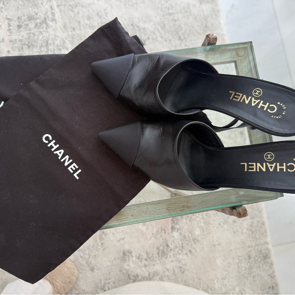 CHANEL Elegant Black Heels with Pearl Accent - Picture 9 of 9